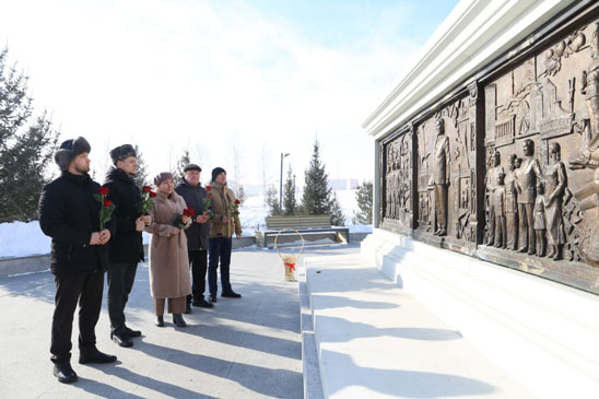 Торжественное возложение цветов