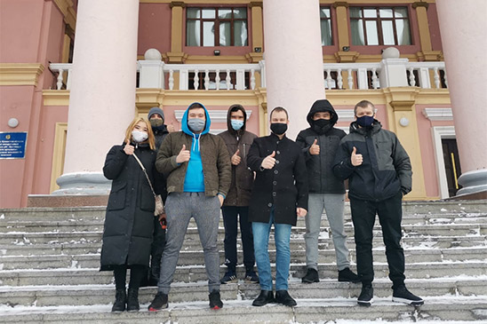 Подставили крепкое плечо 